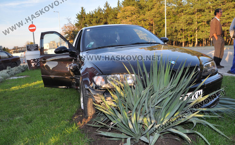 БМВ засече Опел и заора градинката на бензиностанция