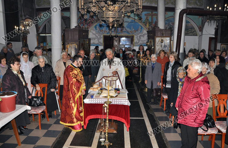 Стотици миряни сведоха глава в църквата „Свети Димитър“ за празника