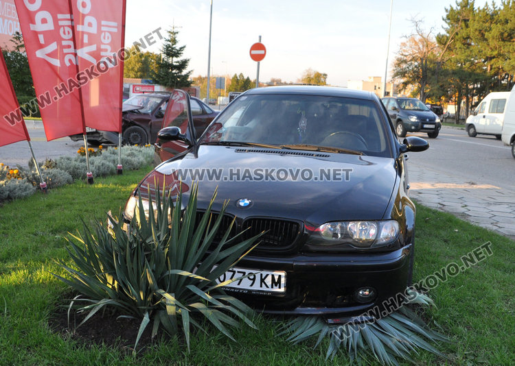 БМВ засече Опел и заора градинката на бензиностанция