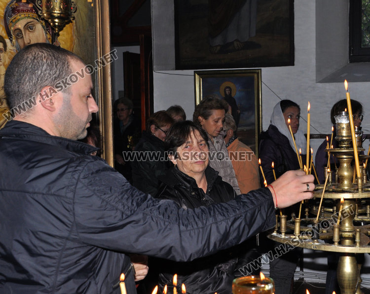 Стотици миряни сведоха глава в църквата „Свети Димитър“ за празника