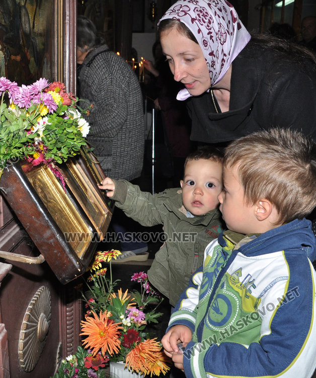 Стотици миряни сведоха глава в църквата „Свети Димитър“ за празника
