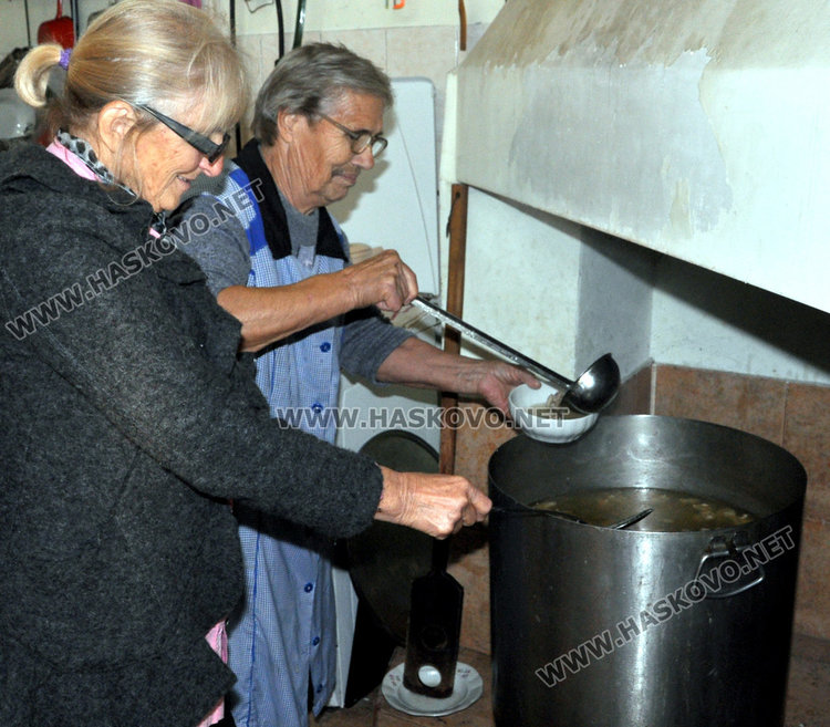 Стотици миряни сведоха глава в църквата „Свети Димитър“ за празника