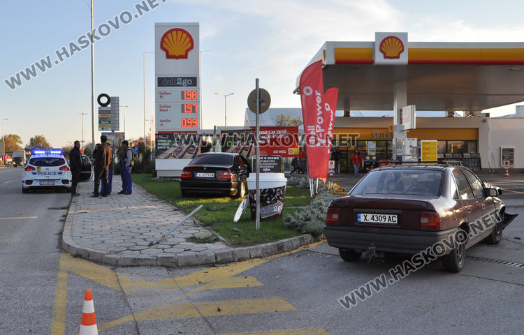 БМВ засече Опел и заора градинката на бензиностанция