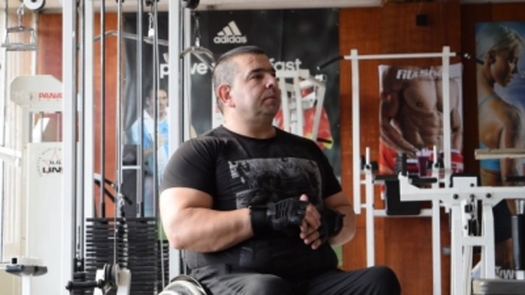 Фолк диви пеят на благотворителен концерт за параолимпиеца Мустафа Юсеинов