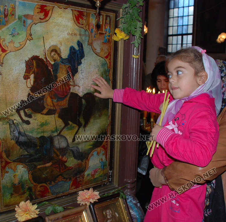 2581 именици вдигат наздравици на Димитровден в Хасково