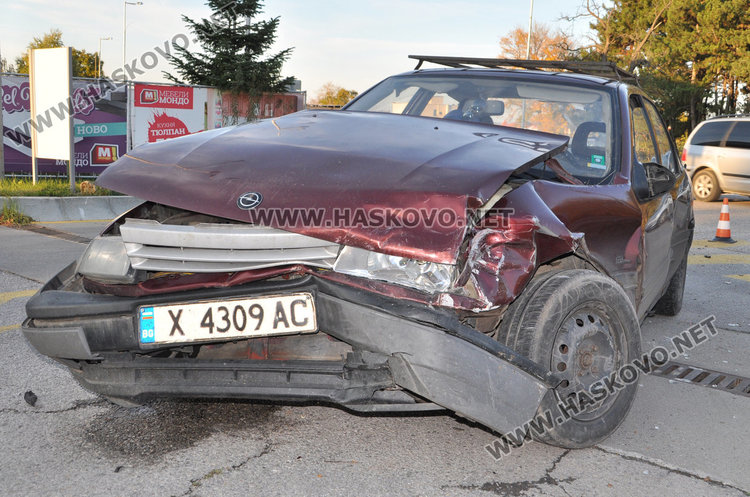 БМВ засече Опел и заора градинката на бензиностанция