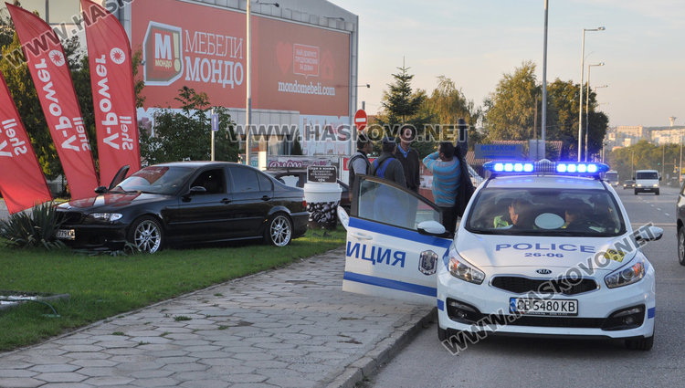 БМВ засече Опел и заора градинката на бензиностанция