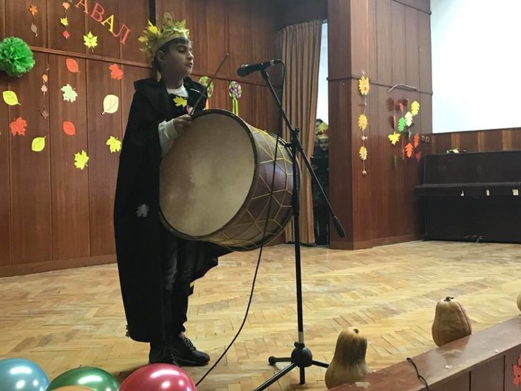 С карнавал ученици благодариха на есента за даровете ѝ