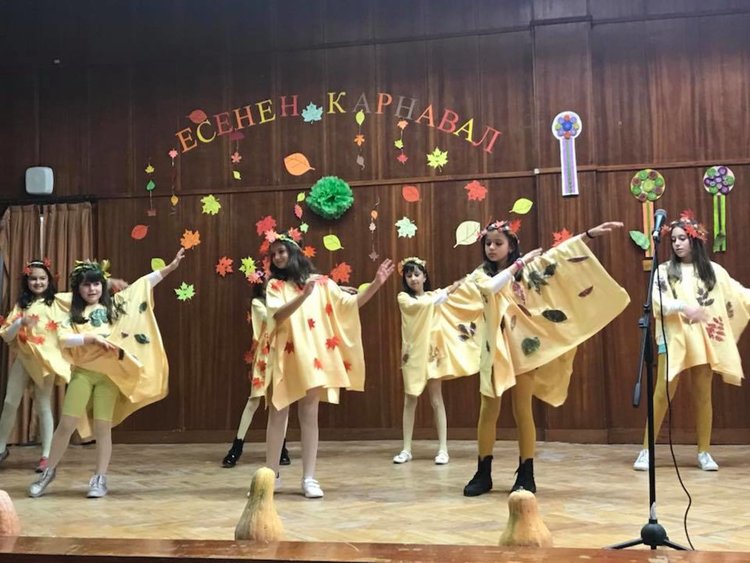 С карнавал ученици благодариха на есента за даровете ѝ