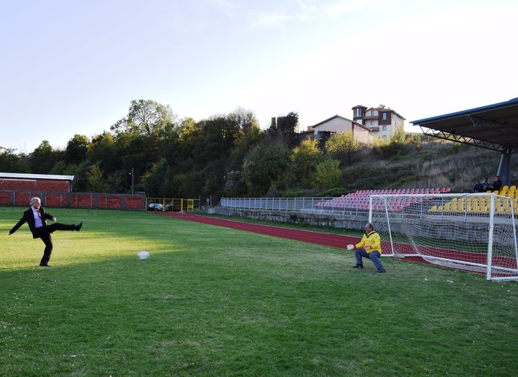 Кметът на Черноочене вкара две дузпи на бившия вратар на „Искра“