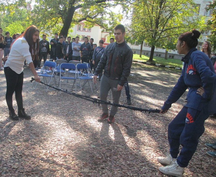 Посрещнаха с парти новите попълнения в димитровградската Професионална гимназия