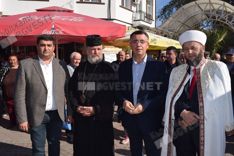 Трима мюфтии и един свещеник раздаваха ашуре на кърджалийци