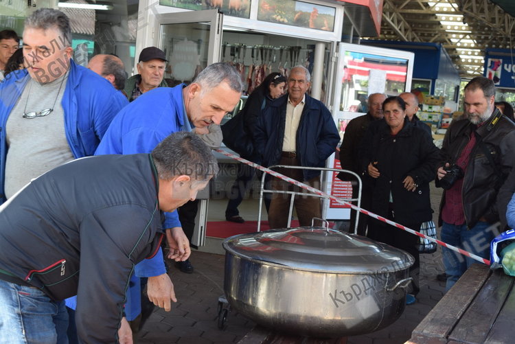 Трима мюфтии и един свещеник раздаваха ашуре на кърджалийци