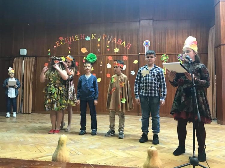 С карнавал ученици благодариха на есента за даровете ѝ