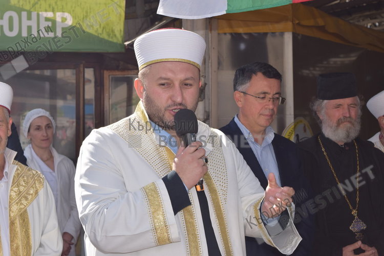 Трима мюфтии и един свещеник раздаваха ашуре на кърджалийци