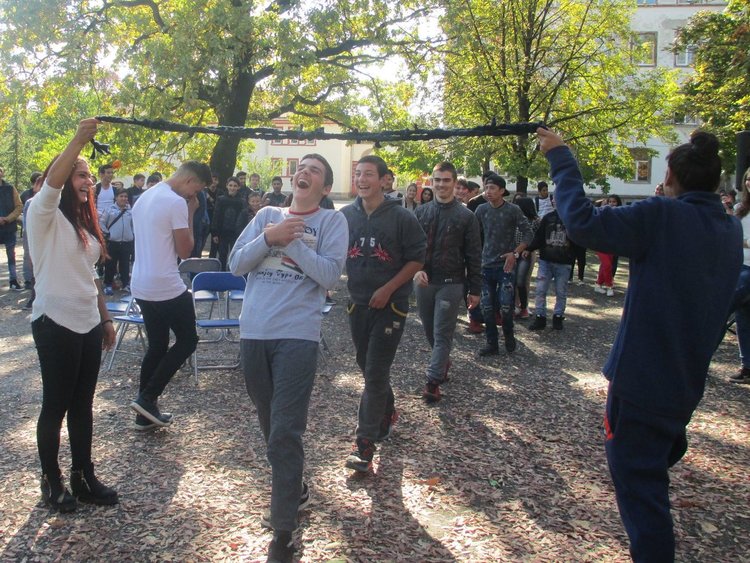 Посрещнаха с парти новите попълнения в димитровградската Професионална гимназия