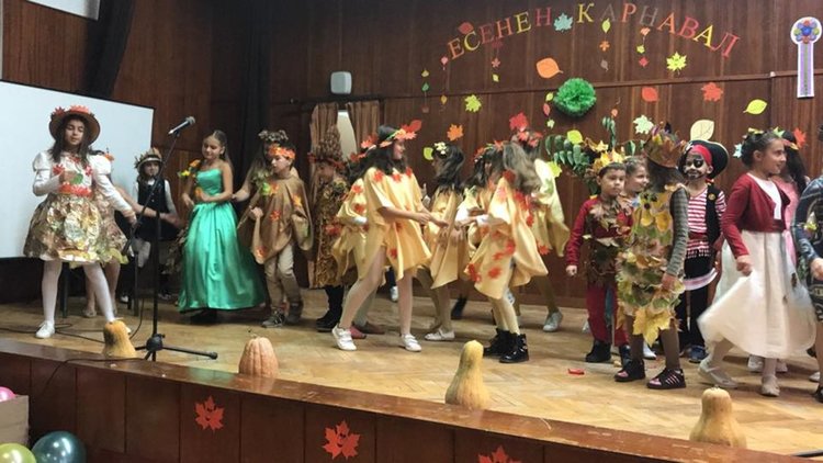 С карнавал ученици благодариха на есента за даровете ѝ