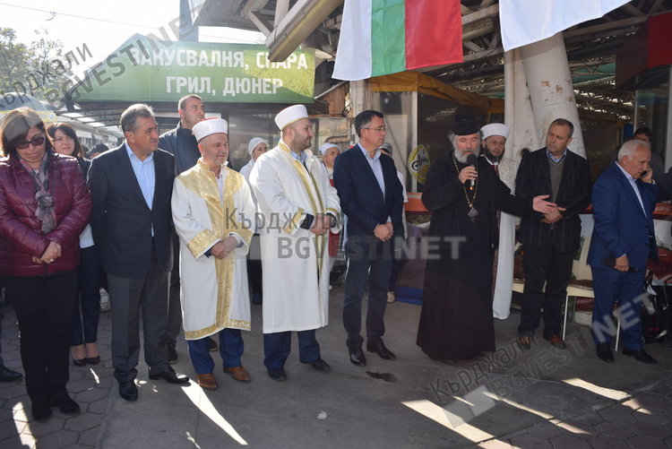 Трима мюфтии и един свещеник раздаваха ашуре на кърджалийци