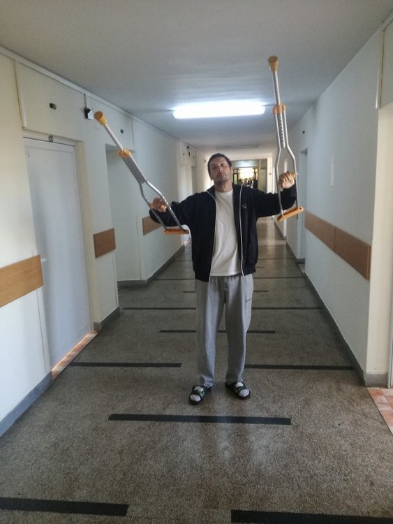 Младежи събраха пари за първата операция на Мишо Костов от Смолян, сноубордистът вече е на крака