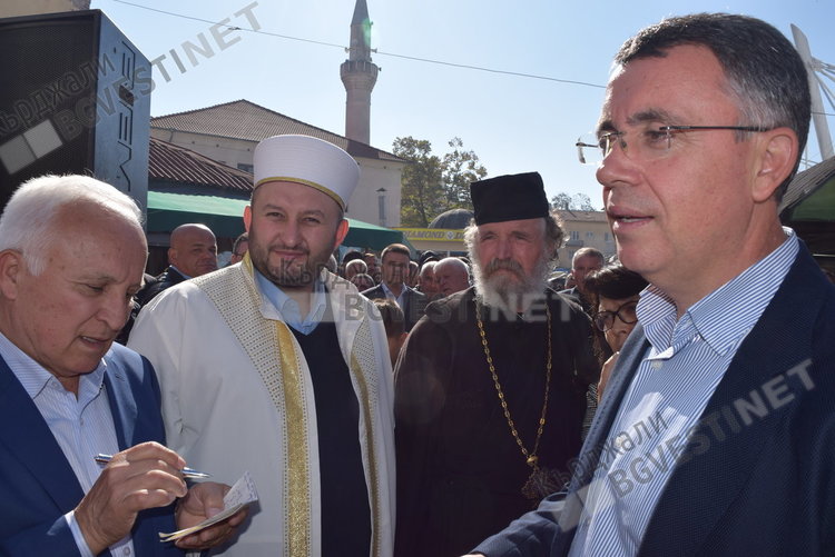 Трима мюфтии и един свещеник раздаваха ашуре на кърджалийци