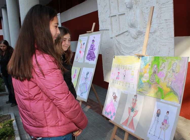 Димитровградски ученици творят за народните будители, награждават ги