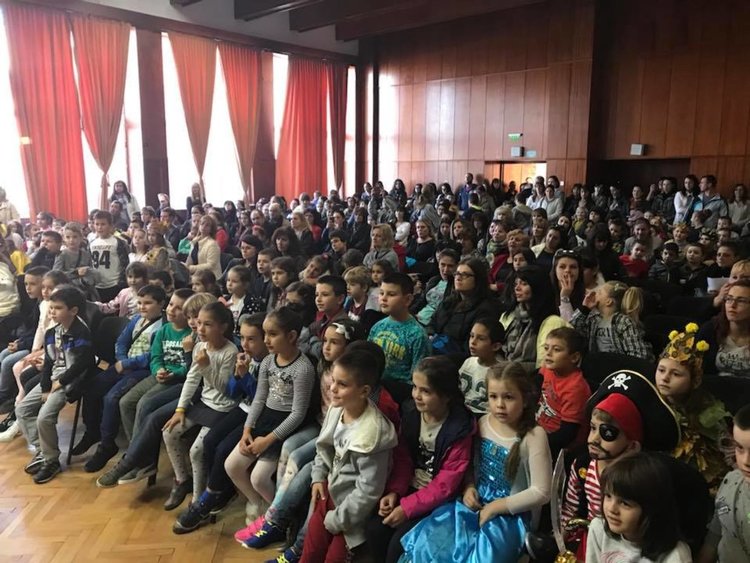 С карнавал ученици благодариха на есента за даровете ѝ