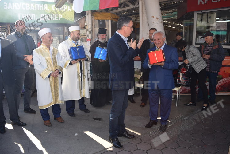 Трима мюфтии и един свещеник раздаваха ашуре на кърджалийци