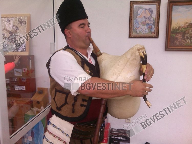 Къде без родопска гайда по празници