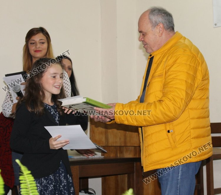 85 деца рецитираха в патриотичния конкурс „Вам, будители народни“ в Димитровград