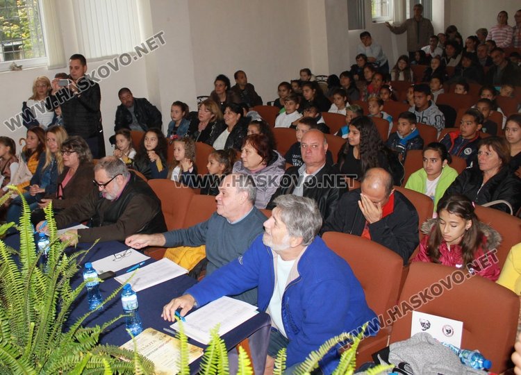 85 деца рецитираха в патриотичния конкурс „Вам, будители народни“ в Димитровград