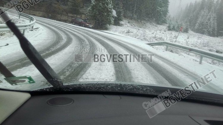  Коли с летни гуми закъсват, на прохода "Превала" вече има 5 см сняг