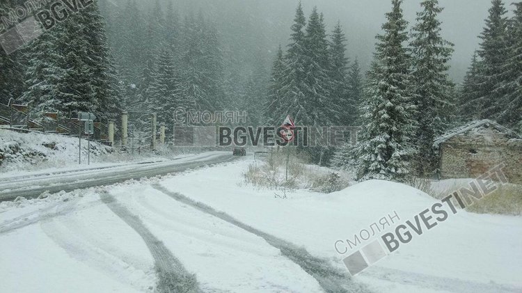  Коли с летни гуми закъсват, на прохода "Превала" вече има 5 см сняг