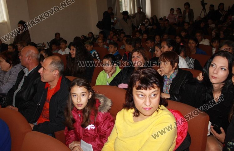 85 деца рецитираха в патриотичния конкурс „Вам, будители народни“ в Димитровград