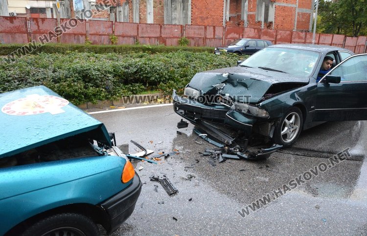 БМВ влетя в насрещното и натресе челно Опел на ул. Ком