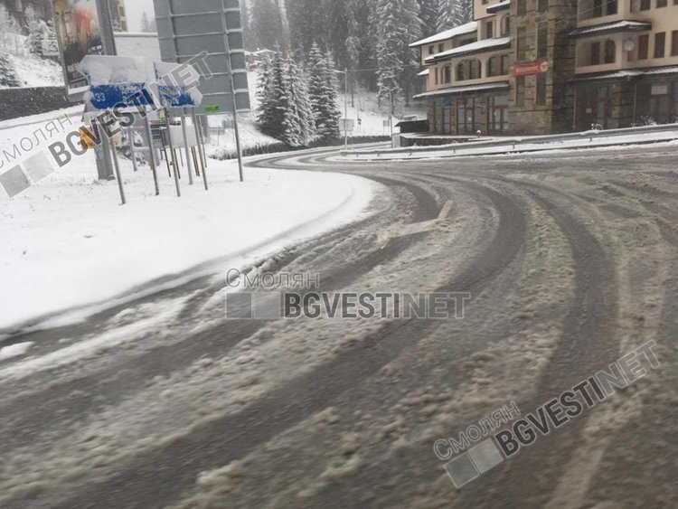 Мокър сняг натрупа в Пампорово, тир заседна в района на бившата автогара в курорта