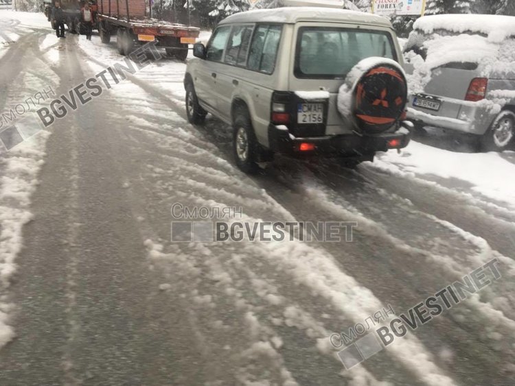 Мокър сняг натрупа в Пампорово, тир заседна в района на бившата автогара в курорта