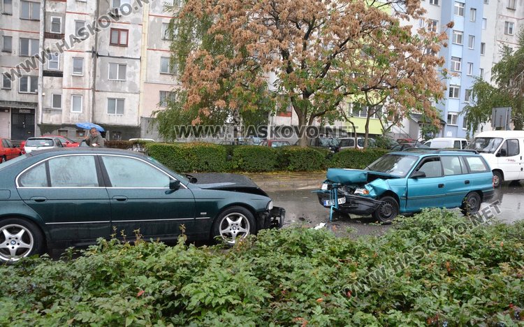 БМВ влетя в насрещното и натресе челно Опел на ул. Ком