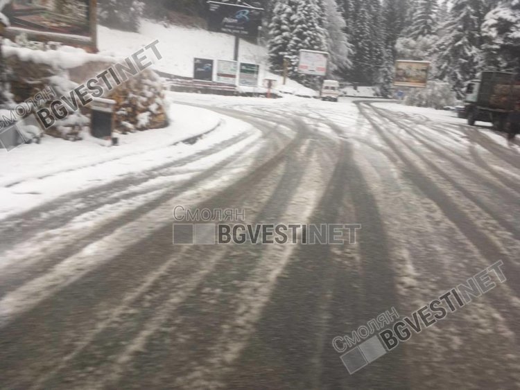 Мокър сняг натрупа в Пампорово, тир заседна в района на бившата автогара в курорта