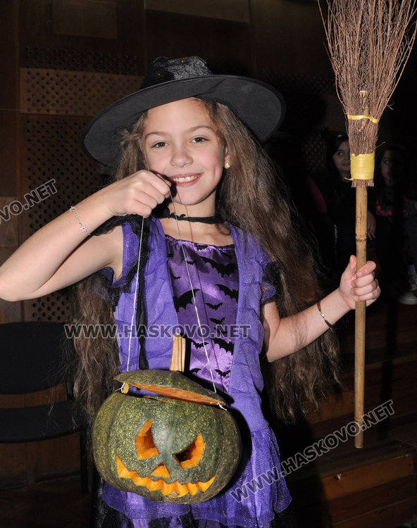 Вещици и вампири нахлуха в Младежкия