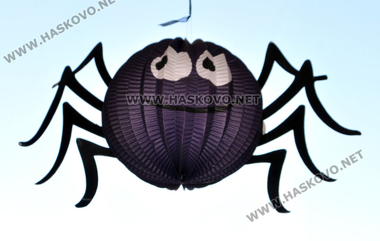 Езиковата подпомага лечението на Дани с хелоуин базар