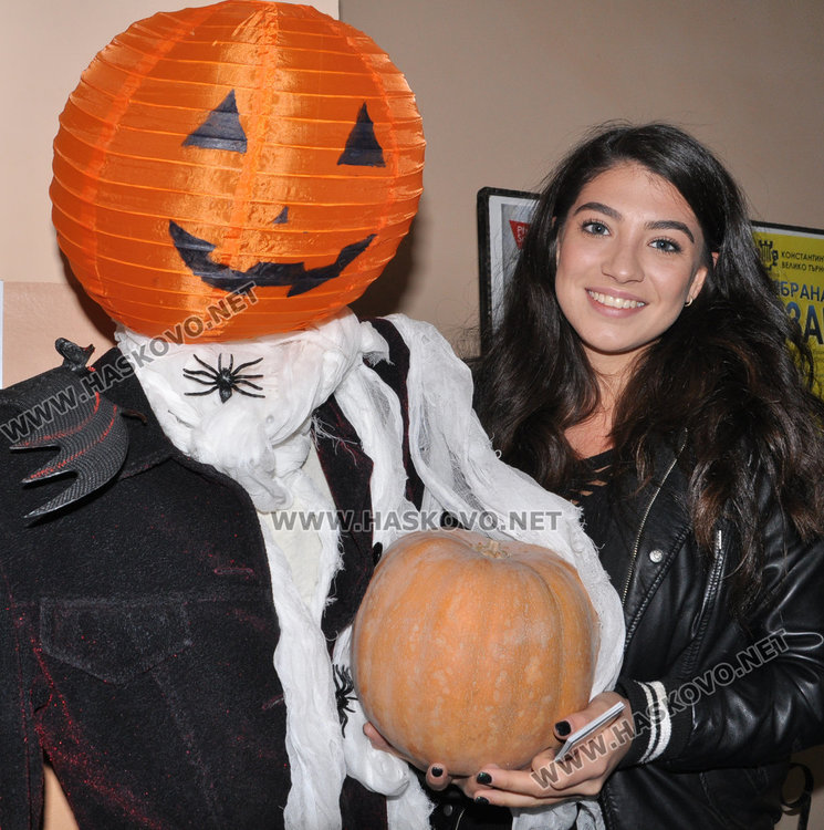 Езиковата подпомага лечението на Дани с хелоуин базар