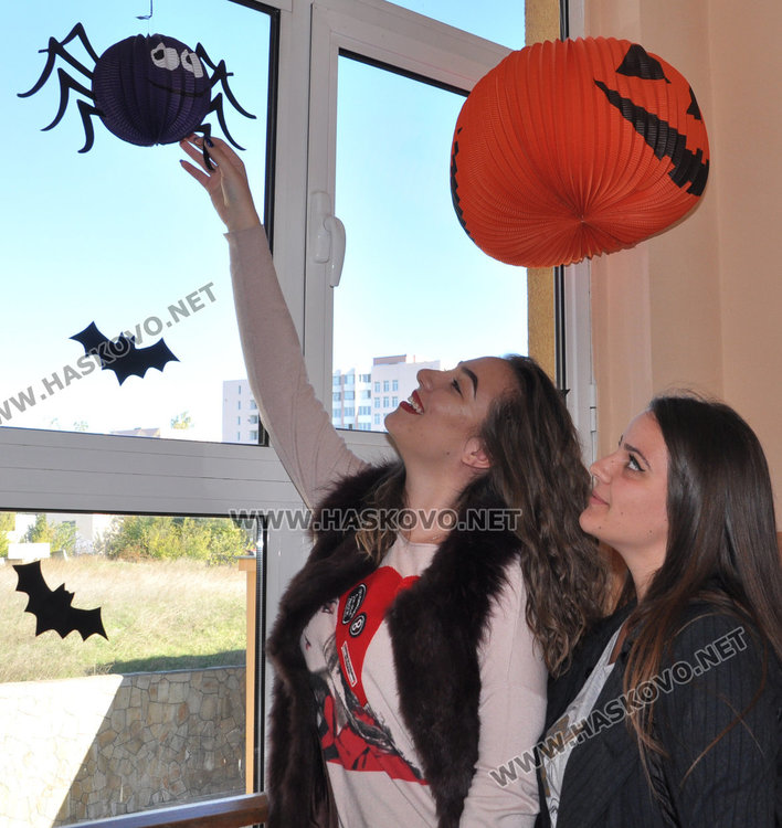 Езиковата подпомага лечението на Дани с хелоуин базар