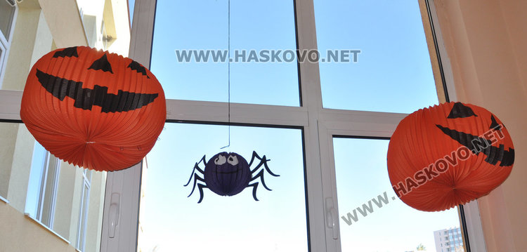 Езиковата подпомага лечението на Дани с хелоуин базар