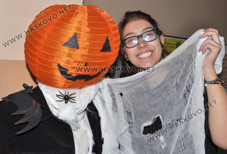 Езиковата подпомага лечението на Дани с хелоуин базар