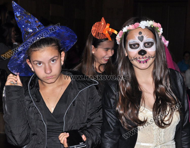 Вещици и вампири нахлуха в Младежкия