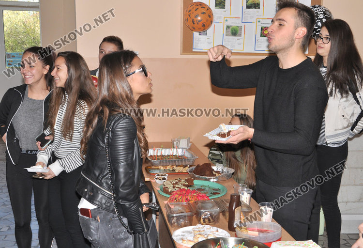 Езиковата подпомага лечението на Дани с хелоуин базар