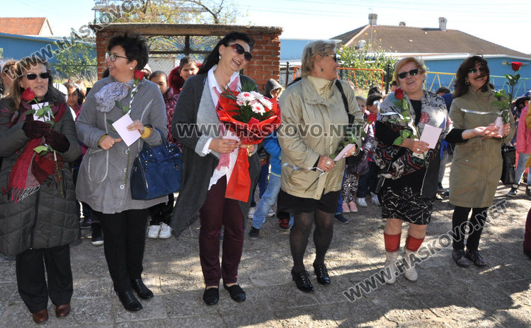 Композиция със знамена и рецитал за Деня на будителите в Конуш