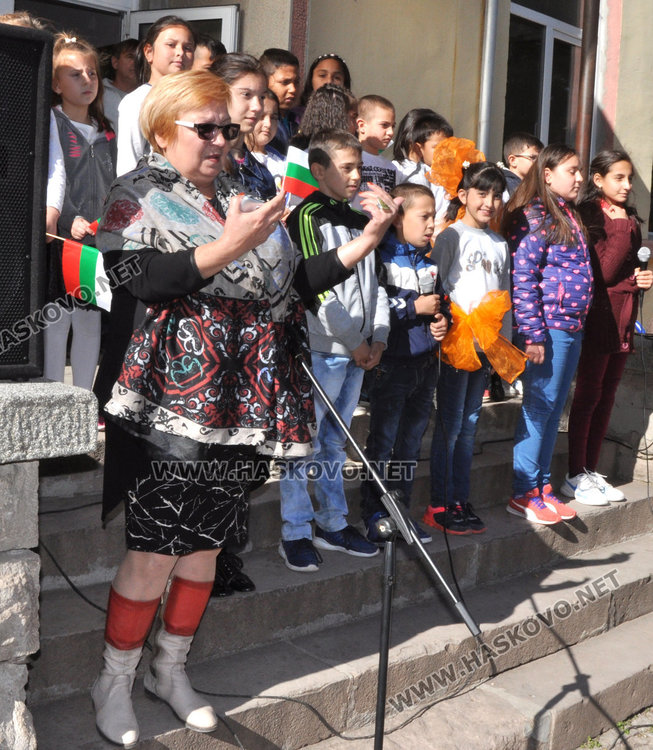 Композиция със знамена и рецитал за Деня на будителите в Конуш