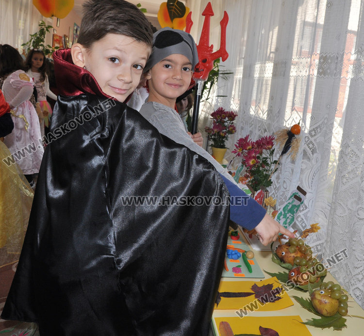 Таралежи и охлюви превърнаха забавачка в есенна гора