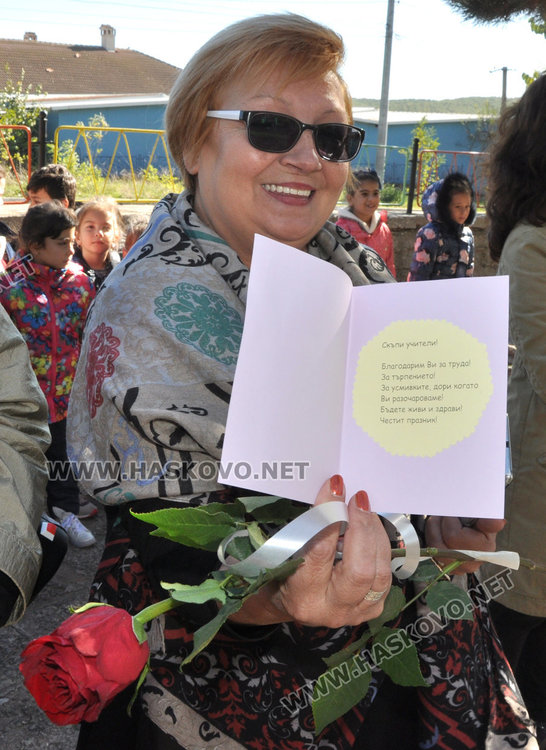 Композиция със знамена и рецитал за Деня на будителите в Конуш